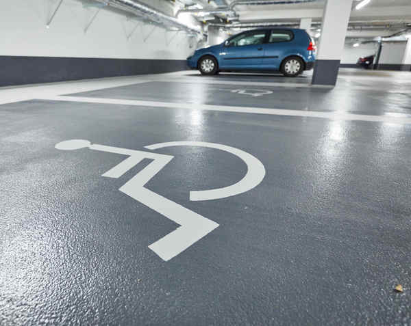 Behindertenparkplätze in der Tiefgarage